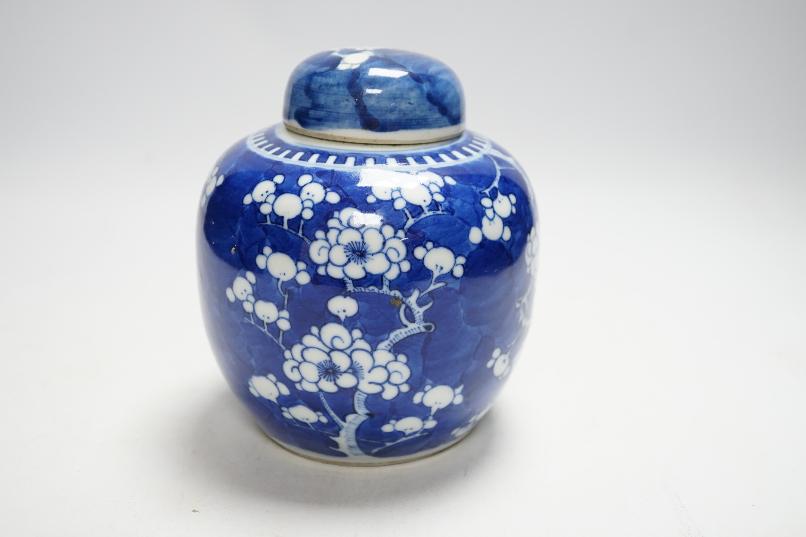 A Chinese blue and white prunus jar and cover, 14cm